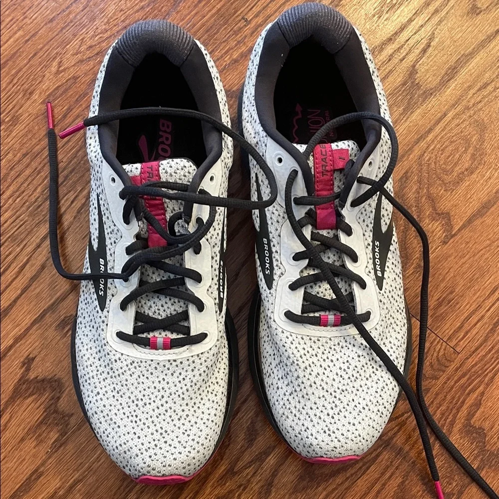 Brooks Women's Black and Pink Athletic Shoes - Picture 5 of 5